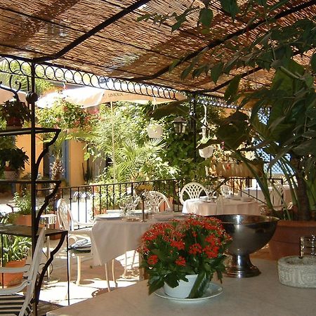 Hotel Moderne Et Pigeon Limoux Bagian luar foto