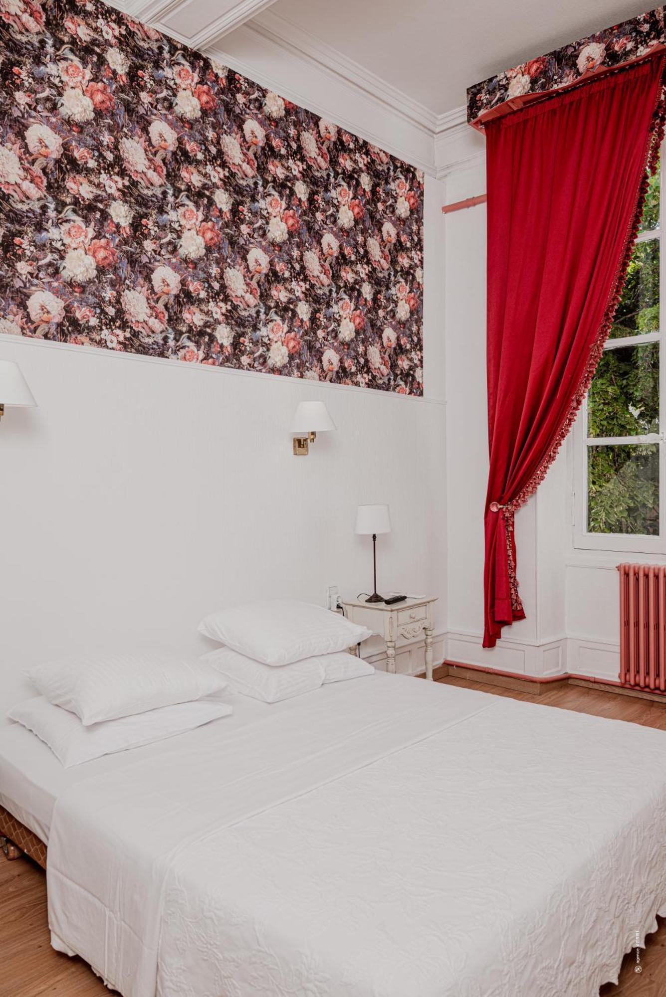 Hotel Moderne Et Pigeon Limoux Bagian luar foto