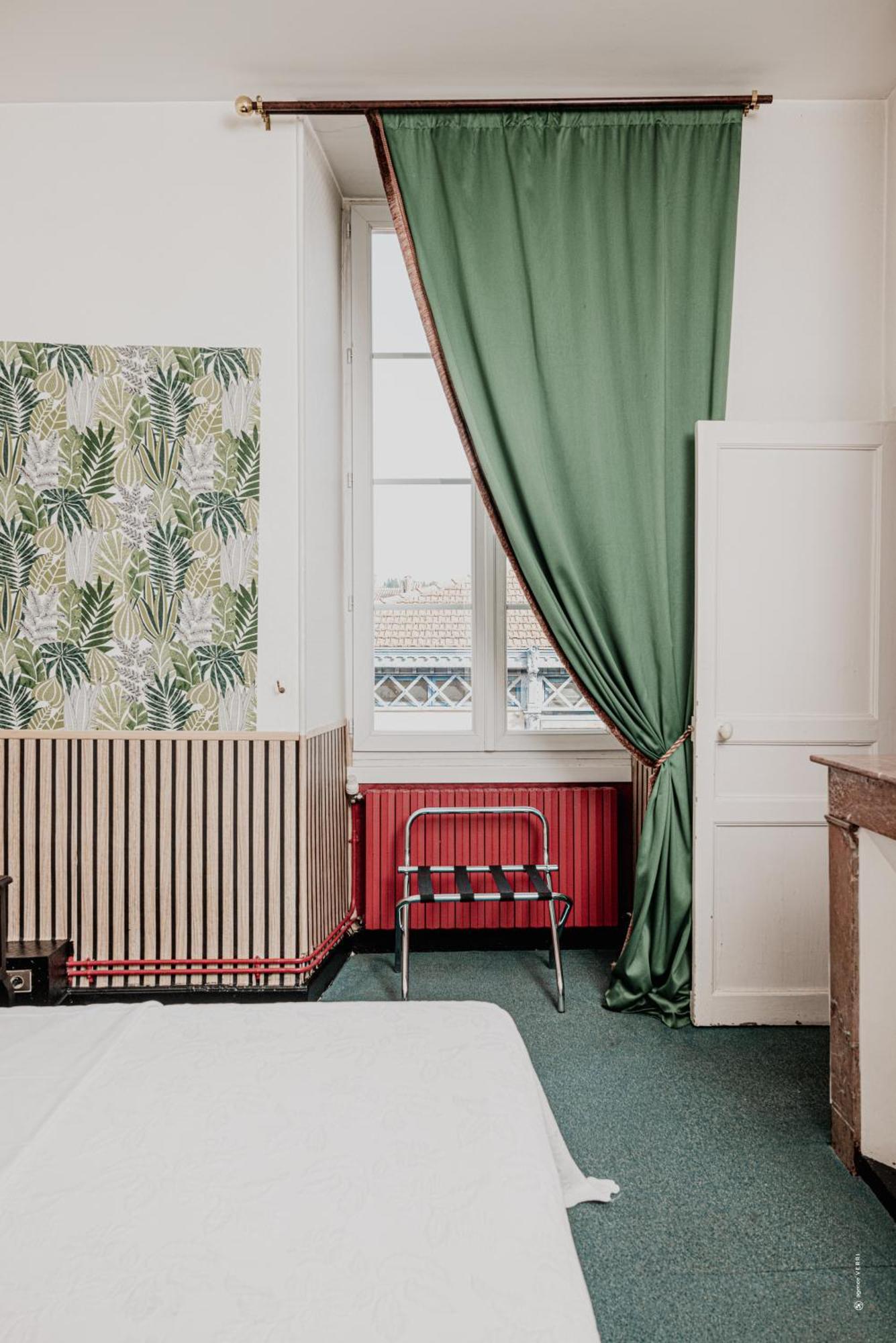 Hotel Moderne Et Pigeon Limoux Bagian luar foto