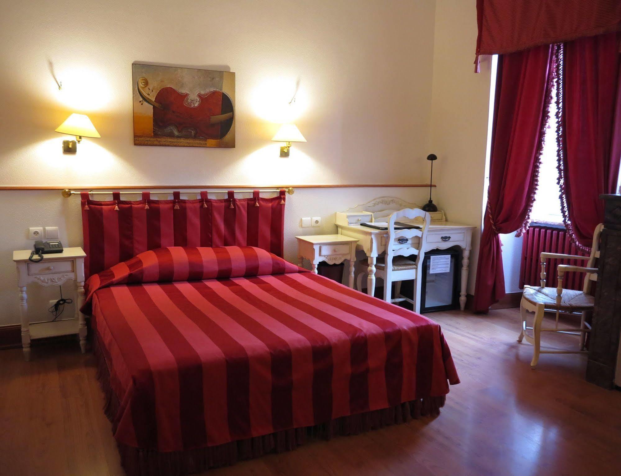 Hotel Moderne Et Pigeon Limoux Bagian luar foto