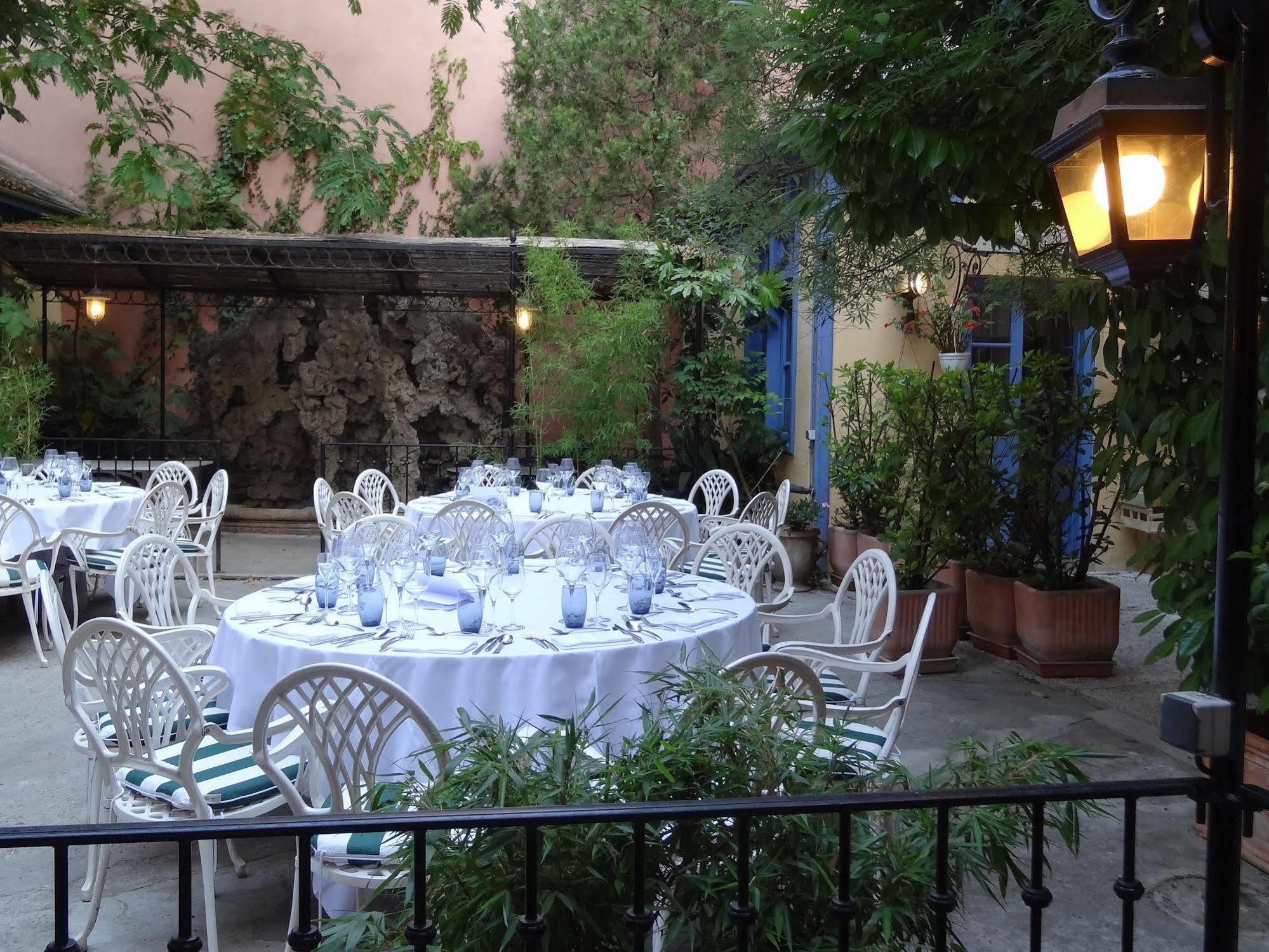 Hotel Moderne Et Pigeon Limoux Bagian luar foto